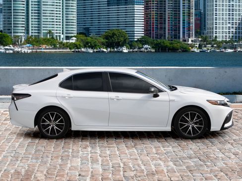 Used 2023 Toyota Camry SE image 4