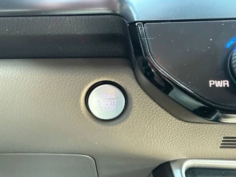 Used 2025 Kia Carnival FWD image 28