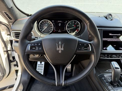 Used 2022 Maserati Levante Trofeo AWD/4WD image 17