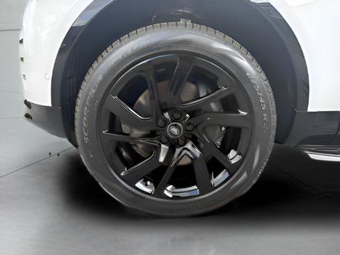 New 2025 Land Rover Discovery Dynamic SE image 9