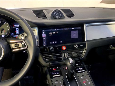 Certified 2025 Porsche Macan image 16