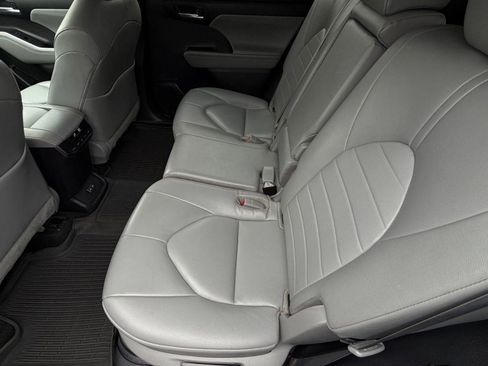 Used 2023 Toyota Highlander XLE image 24