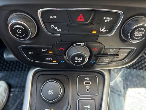 Used 2020 Jeep Compass Latitude image 19