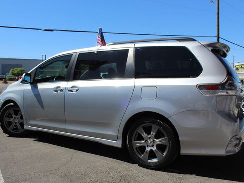 Used 2017 Toyota Sienna SE w/ SE Preferred Package image 2
