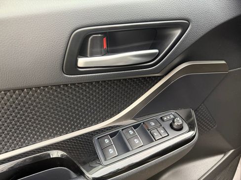 Used 2019 Toyota C-HR XLE image 11