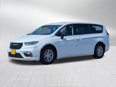 Used 2024 Chrysler Pacifica Touring-L FWD image 3