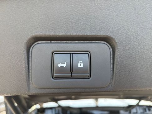 Used 2025 Nissan Rogue SV FWD image 23