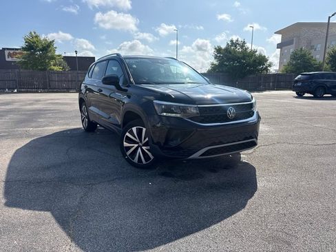 Used 2024 Volkswagen Taos SE FWD image 1