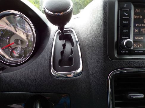 Used 2014 Chrysler Town & Country Touring FWD image 33