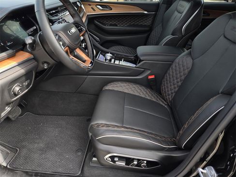 New 2025 Jeep Grand Cherokee Summit image 18