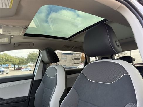 New 2026 Volkswagen Taos SE image 19