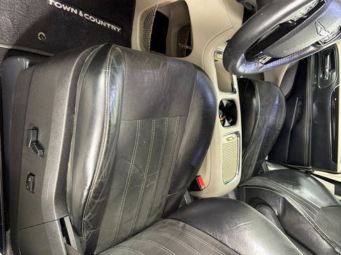 Used 2016 Chrysler Town & Country Limited FWD image 11