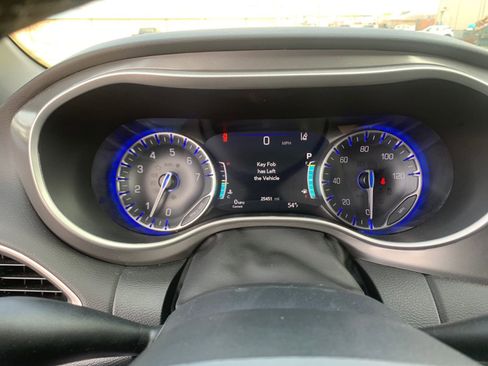 Used 2025 Chrysler Pacifica Select image 16