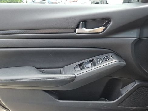 Used 2025 Nissan Altima 2.5 SV FWD image 25