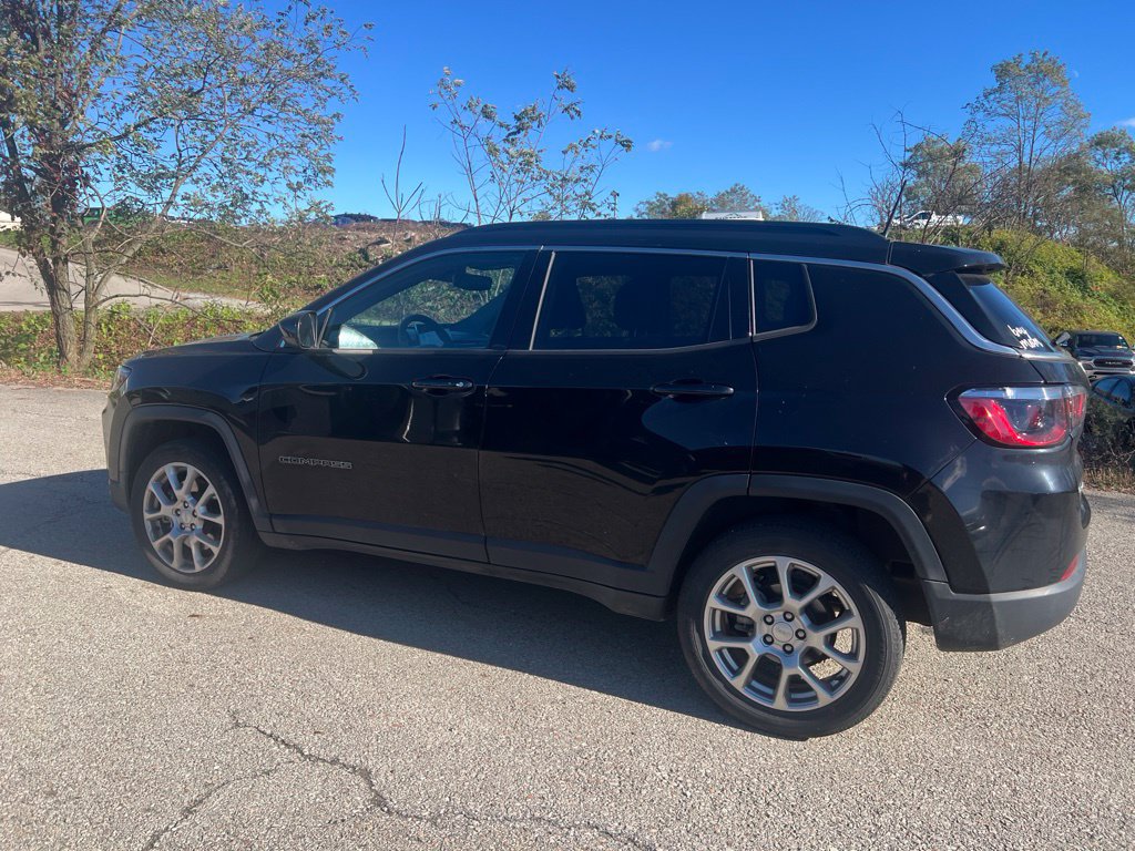 Used 2023 Jeep Compass Latitude w/ Sun and Sound Group AWD/4WD image 3