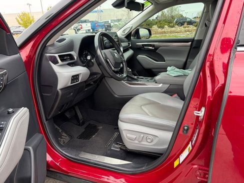 Used 2021 Toyota Highlander Platinum image 14