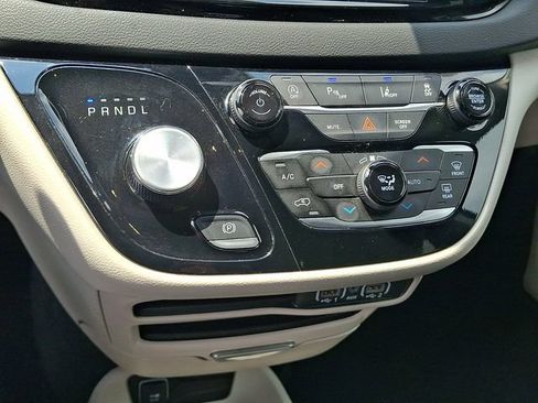 Used 2024 Chrysler Pacifica Touring-L FWD image 15