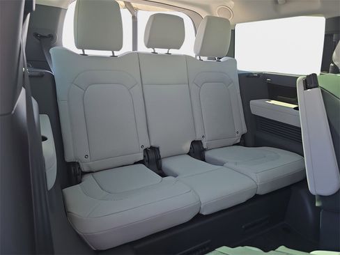 New 2025 Land Rover Defender 130 X-Dynamic SE image 12