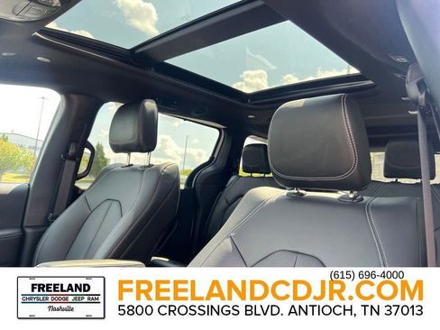 New 2025 Chrysler Pacifica Select image 24