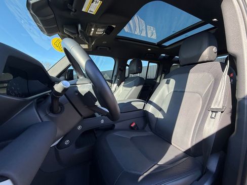 Used 2023 Land Rover Defender 110 X-Dynamic SE image 4