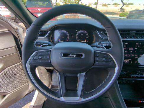 New 2025 Jeep Grand Cherokee Altitude image 9