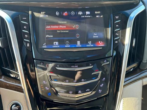 Used 2018 Cadillac Escalade Luxury RWD image 17