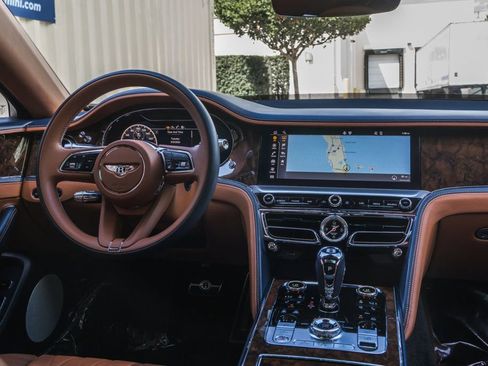 Used 2022 Bentley Flying Spur V8 image 16