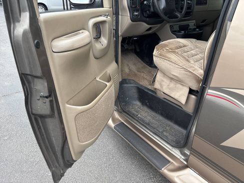 Used 2001 Chevrolet Express 1500 image 23