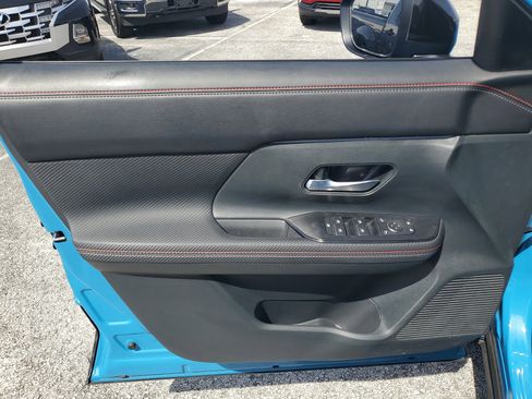 Certified 2025 Nissan Kicks SR FWD image 10