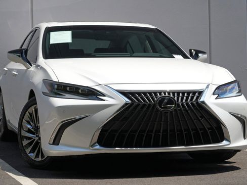 Used 2024 Lexus ES 300h w/ Accessory Package (Z2) FWD image 4