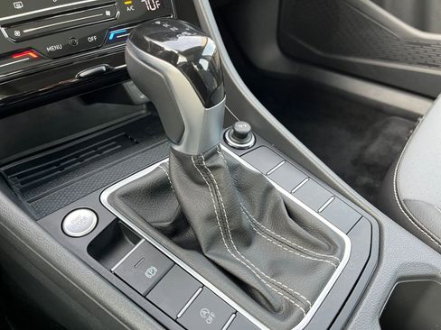 Used 2025 Volkswagen Jetta SE image 41