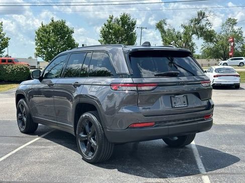 Used 2023 Jeep Grand Cherokee Altitude AWD/4WD image 5