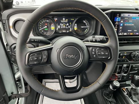 Used 2024 Jeep Wrangler Unlimited image 21