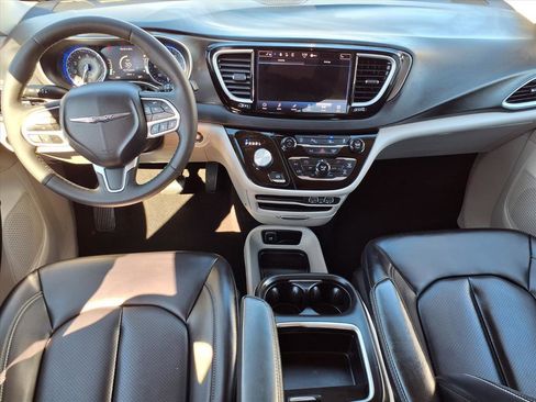 Used 2023 Chrysler Pacifica Touring-L image 4