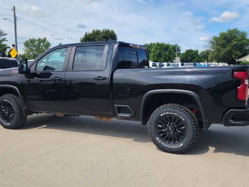 Used 2022 Chevrolet Silverado 2500 LT w/ Midnight Edition AWD/4WD image 9