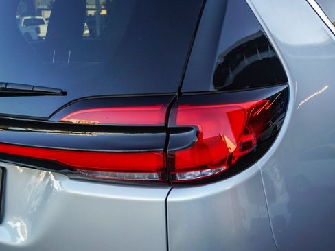 Used 2024 Chrysler Pacifica Touring-L image 8