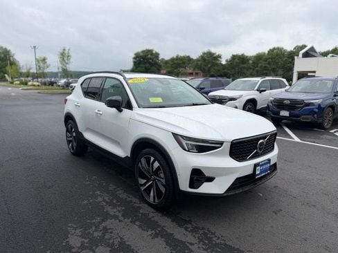 Used 2024 Volvo XC40 B5 Plus w/ Climate Package AWD/4WD image 4