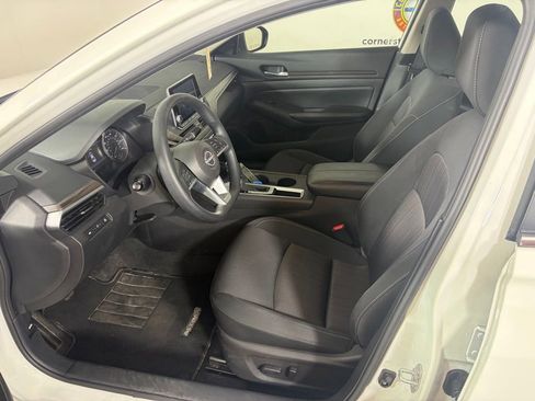 Used 2025 Nissan Altima 2.5 SV FWD image 4