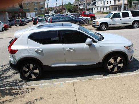 Used 2020 Volvo XC40 T5 Momentum w/ Protection Package image 4