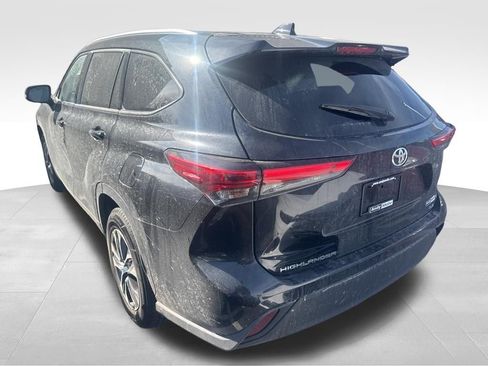 Used 2020 Toyota Highlander XLE image 4