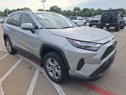 Used 2025 Toyota RAV4 XLE image 8