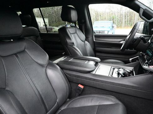 Used 2024 Jeep Wagoneer Series III AWD/4WD image 25