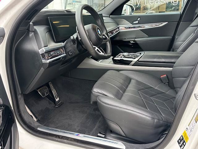 Used 2023 BMW 760i xDrive AWD/4WD image 17