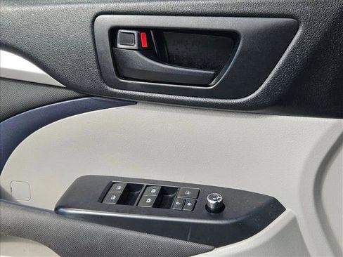 Used 2017 Toyota Highlander LE image 6