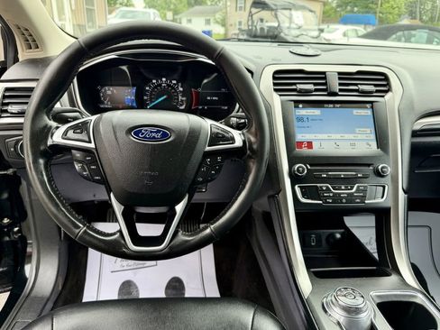 Used 2017 Ford Fusion SE w/ Equipment Group 201A FWD image 9