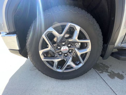 Used 2024 GMC Sierra 1500 SLT w/ SLT Premium Plus Package image 32