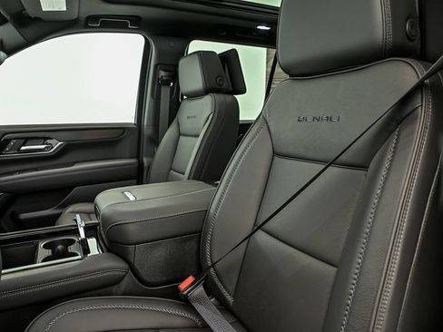 New 2026 GMC Yukon Denali w/ Denali Reserve Package AWD/4WD image 9