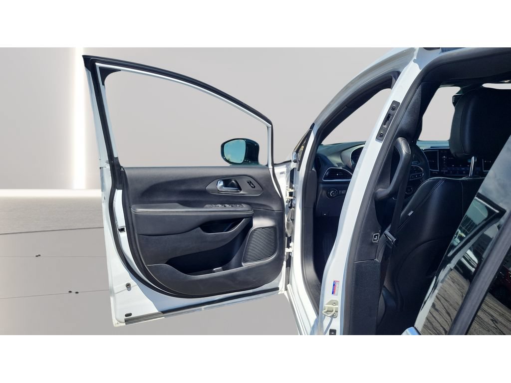 Used 2025 Chrysler Pacifica Select FWD image 19