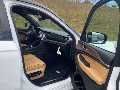 New 2025 Jeep Grand Cherokee Summit image 29