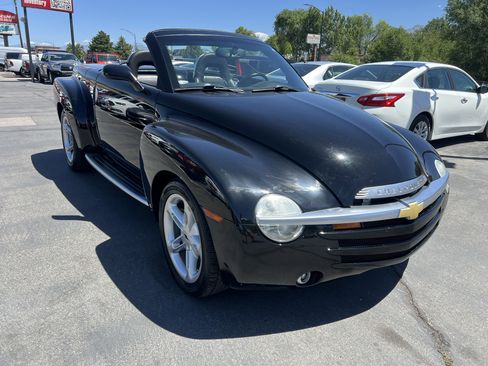 Used 2006 Chevrolet SSR w/ Preferred Equipment Group RWD image 9